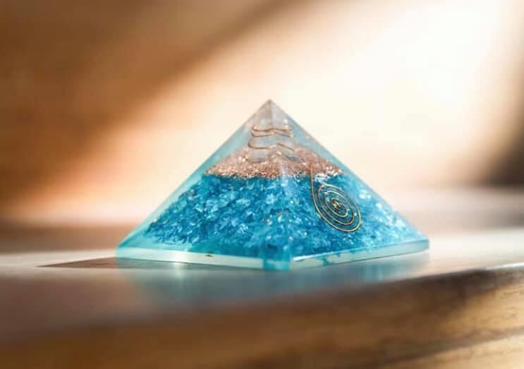 Piramide orgonita lapislazuli flor vida 